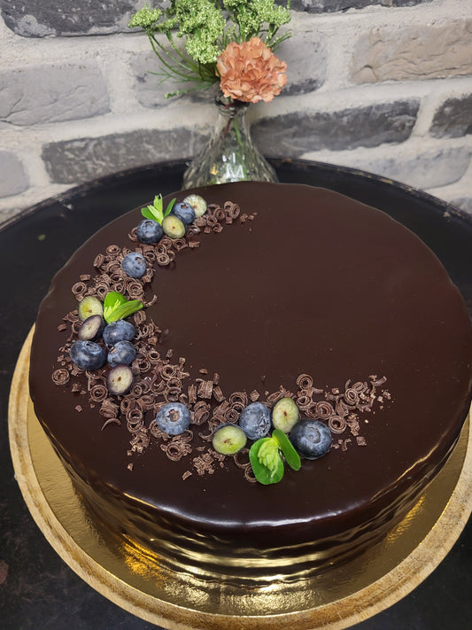 Gluteeniton sacher-kakku